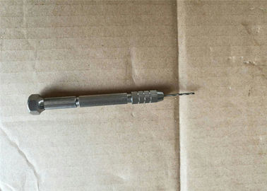 Limpiando el taladro para el arma de espray del poliuretano P2, clasifique 1.6m m o 1.8m m para la boca del arma de espray